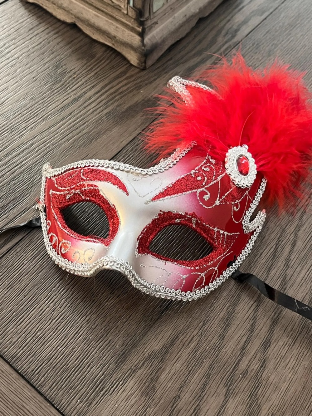 Red & Silver FANCY SWAN Mardi Gras Side Feathered Plastic Glitter Mask